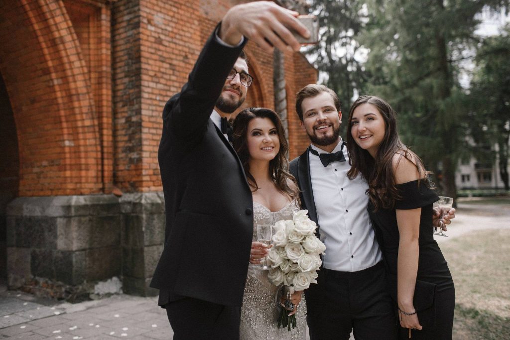 vestuvinės nuotraukos prie bažnyčios